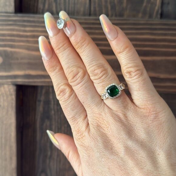 Elegant 14K Gold Plated Green Zirconia Women's Ring - Picture 7 of 10